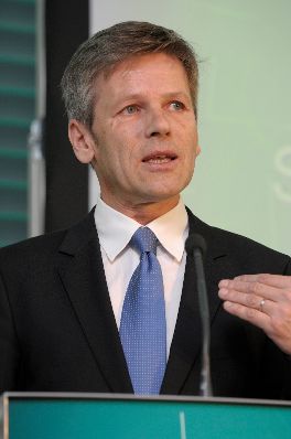 Am 28. Juni 2013 hielt Staatssekretär Josef Ostermayer (im Bild) die Begrüßungsrede beim IKT-Konvent 2013 der Internetoffensive Österreich.