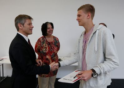 Am 3. Juli 2013 überreichte Staatssekretär Josef Ostermayer die Preise an die Gewinnerinnen und Gewinner des Lehrlings-Berufswettbewerbs ÖBB 2013.