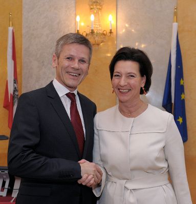 Am 16. Dezember 2013 fand die Amtsübergabe durch Bundesministerin Gabriele Heinisch-Hosek (r.) an Bundesminister Josef Ostermayer statt (l.).