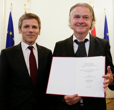 Am 4. Juni 2014 überreichte Kunst- und Kulturminister Josef Ostermayer (l.) die Urkunde, mit der Peter Hofbauer (r.), Autor und Direktor des Wiener Metropol der Berufstitel Professor verliehen wurde.