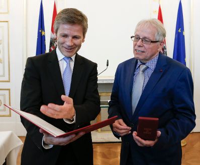 Am 11. Juni 2014 überreichte Kunst- und Kulturminister Josef Ostermayer (l.) das Österreichische Ehrenkreuz für Wissenschaft und Kunst an Siegfried Nasko (r.).