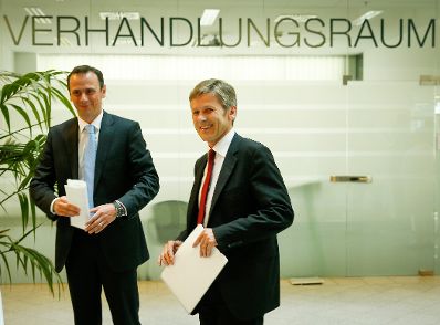 Am 13. Juni 2014 gab Bundesminister Josef Ostermayer (r.) gemeinsam mit Finanzstaatssekretär Jochen Danninger (l.) eine Pressekonferen zum Thema "Aufgabenreform - und Deregulierungskommission" im Finanzministerium.