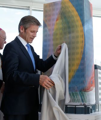 Am 16. Juni 2014 nahm Kunst -und Kulturminister Josef Ostermayer (im Bild) an der Festveranstaltung anlässlich der Ringturmverhüllung teil.