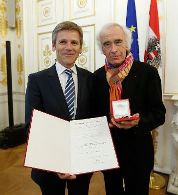 Am 18. Juni 2014 überreichte Kunst -und Kulturminister Josef Ostermayer (l.) das Große Ehrenzeichen für Verdienste um die Republik Österreich an den österreichischen Erzählautor Dietmar Grieser (r.).
