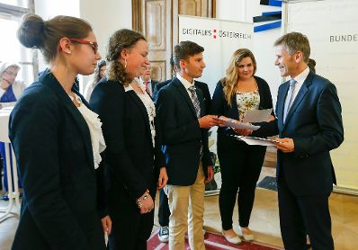 Am 25. Juni 2014 überreichte Bundesminister Josef Ostermayer Urkunden an die Gewinner des "EGov4us" im Bundeskanzleramt.