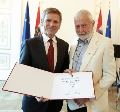 Am 11. Juli 2014 überreichte Kunst- und Kulturminister Josef Ostermayer (l.) die Urkunde, mit der Alfred Kohlbacher (r.) der Berufstitel Professor verliehen wurde.