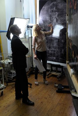 Am 15. Juli 2014 warf Bundesminister Josef Ostermayer (l.) mit den Gewinnern des „Ideas4future“-Wettbewerbs einen Blick hinter die Kulissen des Kunsthistorischen Museums.
