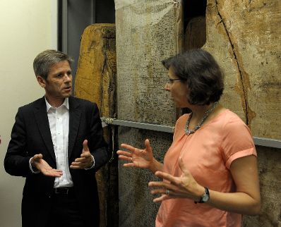 Am 15. Juli 2014 warf Bundesminister Josef Ostermayer (l.) mit den Gewinnern des „Ideas4future“-Wettbewerbs einen Blick hinter die Kulissen des Kunsthistorischen Museums.