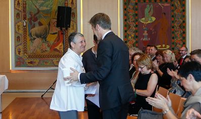 Am 26. Juli 2014 überreichte Kunst -und Kulturminister Josef Ostermayer (r.) den Österreichischen Staatspreis für Europäische Literatur an die Schriftstellerin Ljudmila Ulitzkaja (l.).