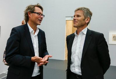 Am 27. August 2014 besuchte Kunst- und Kulturminister Josef Ostermayer (r.) die Kunsthalle Krems. Im Bild mit dem Direktor der Kunsthalle Krems, Hans-Peter Wipplinger (l.).