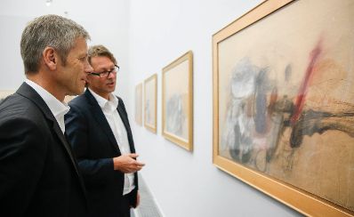 Am 27. August 2014 besuchte Kunst- und Kulturminister Josef Ostermayer (l.) die Kunsthalle Krems. Im Bild mit dem Direktor der Kunsthalle Krems, Hans-Peter Wipplinger (r.).