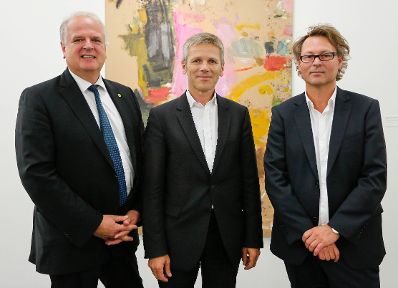Am 27. August 2014 besuchte Kunst- und Kulturminister Josef Ostermayer (m.) die Kunsthalle Krems. Im Bild mit dem Direktor der Kunsthalle Krems, Hans-Peter Wipplinger (r.) und Reinhard Resch, dem Bürgermeister der Stadt Krems (l.).
