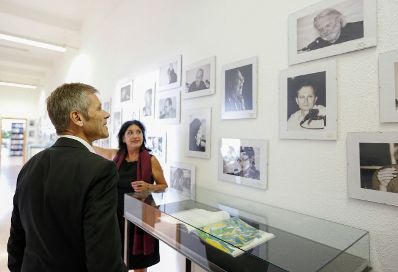 Am 27. August 2014 besuchte Kunst- und Kulturminister Josef Ostermayer (l.) das Unabhängige Literaturhaus Niederösterreich in Krems. Im Bild mit Obfrau Sylvia Treudl (r.).