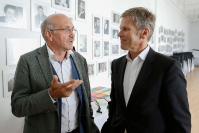 Am 27. August 2014 besuchte Kunst- und Kulturminister Josef Ostermayer (r.) das Unabhängige Literaturhaus Niederösterreich in Krems. Im Bild mit dem Autor Gerhard Ruiss (l.).