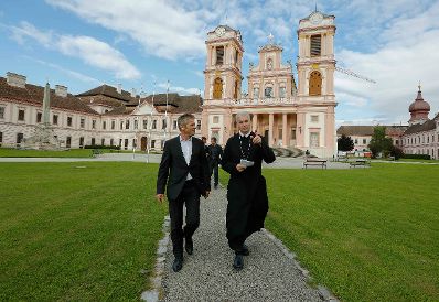 Am 27. August 2014 besuchte Kunst- und Kulturminister Josef Ostermayer (l.) das Benediktinerstift Göttweig. Im Bild mit Abt Columban Luser (r.).