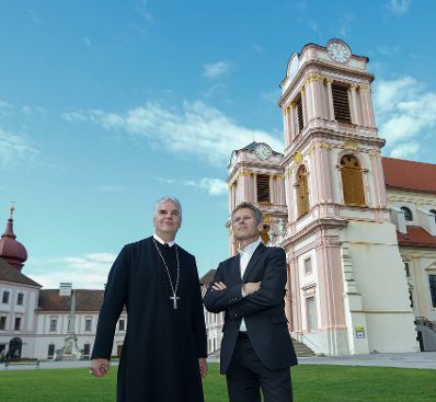 Am 27. August 2014 besuchte Kunst- und Kulturminister Josef Ostermayer (r.) das Benediktinerstift Göttweig. Im Bild mit Abt Columban Luser (l.).