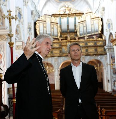 Am 27. August 2014 besuchte Kunst- und Kulturminister Josef Ostermayer (r.) das Benediktinerstift Göttweig. Im Bild mit Abt Columban Luser (l.).