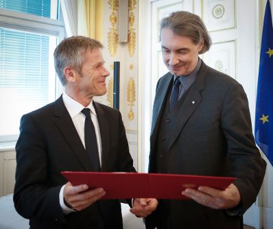 Am 28. August 2014 überreichte Kunst- und Kulturminister Josef Ostermayer (l.) das Große Ehrenzeichen für Verdienste um die Republik Österreich an Hanns Kunitzberger (r.).