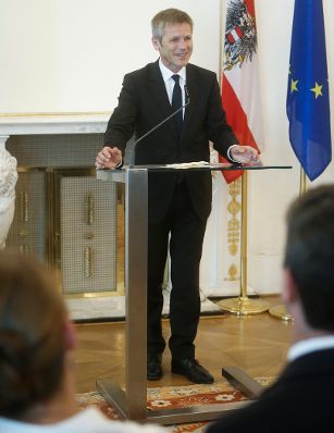 Am 28. August 2014 überreichte Kunst- und Kulturminister Josef Ostermayer (im Bild) das Große Ehrenzeichen für Verdienste um die Republik Österreich an Hanns Kunitzberger.