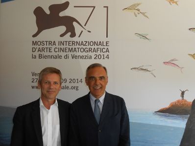 Am 30. August 2014 traf Kunst- und Kulturminister Josef Ostermayer (l.) im Rahmen des 71. Filmfestivals von Venedig mit dem FestivaldirektorAlberto Barbera (r.) zusammen.