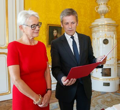 Am 4. September 2014 überreichte Kunst- und Kulturminister Josef Ostermayer (r.) das Österreichische Ehrenkreuz für Wissenschaft und Kunst 1. Klasse an Maria Luise Sternath-Schuppanz (l.).