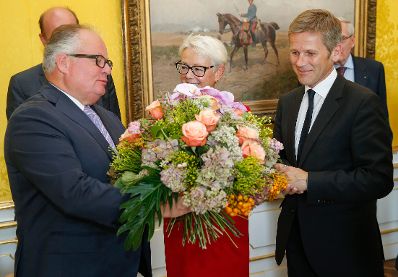 Am 4. September 2014 überreichte Kunst- und Kulturminister Josef Ostermayer (r.) das Österreichische Ehrenkreuz für Wissenschaft und Kunst 1. Klasse an Maria Luise Sternath-Schuppanz (m.).