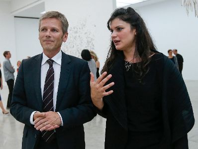 Am 10. September 2014 eröffnete Kunst- und Kulturminister Josef Ostermayer (l.) die Ausstellungen "Diana Al-Hadid", "Utopian Pulse - Flares in the Darkroom" und "Cynthia Marcelle" in der Secession. Im Bild mit der Künstlerin Diana Al-Hadid (r.).