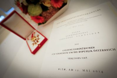 Am 11. September 2014 überreichte Kunst- und Kulturminister Josef Ostermayer das Große Ehrenzeichen für Verdienste um die Republik Österreich an Ferdinand Schneider.