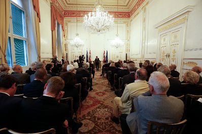 Am 11. September 2014 überreichte Kunst- und Kulturminister Josef Ostermayer das Große Ehrenzeichen für Verdienste um die Republik Österreich an Ferdinand Schneider.