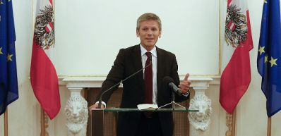 Am 11. September 2014 überreichte Kunst- und Kulturminister Josef Ostermayer (im Bild) das Große Ehrenzeichen für Verdienste um die Republik Österreich an Ferdinand Schneider.