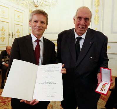 Am 11. September 2014 überreichte Kunst- und Kulturminister Josef Ostermayer (l.) das Große Ehrenzeichen für Verdienste um die Republik Österreich an Ferdinand Schneider (r.).