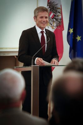 Am 11. September 2014 überreichte Kunst- und Kulturminister Josef Ostermayer (im Bild) das Große Ehrenzeichen für Verdienste um die Republik Österreich an Ferdinand Schneider.