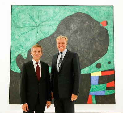 Am 11. September 2014 besuchte Kunst- und Kulturminister Josef Ostermayer (l.) die Eröffnung der Ausstellung "Miró - Von der Erde zum Himmel" in der Albertina. Im Bild mit dem Direktor der Albertina Klaus Albrecht Schröder (r.).