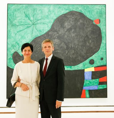 Am 11. September 2014 besuchte Kunst- und Kulturminister Josef Ostermayer (r.) die Eröffnung der Ausstellung "Miró - Von der Erde zum Himmel" in der Albertina. Im Bild mit Manuela Ostermayer (l.).