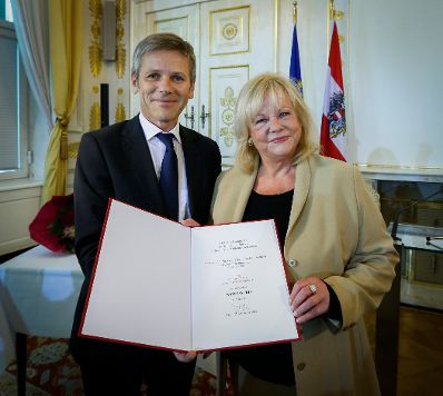 Am 12. September 2014 überreichte Kunst- und Kulturminister Josef Ostermayer (l.) die Urkunde, mit der Schauspielerin Marianne Mendt (r.) der Berufstitel Professorin verliehen wurde.