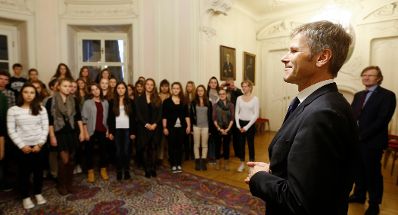 Am 12. September 2014 besuchte Kunst- und Kulturminister Josef Ostermayer (r.) die Wiener Sängerknaben.