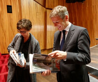 Am 12. September 2014 besuchte Kunst- und Kulturminister Josef Ostermayer (r.) die Wiener Sängerknaben. Im Bild mit der Geschäftsführerin Elke Hesse (l.).