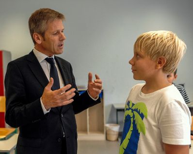 Am 12. September 2014 besuchte Kunst- und Kulturminister Josef Ostermayer (l.) die Wiener Sängerknaben.