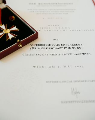 Am 17. September 2014 überreichte Kunst- und Kulturminister Josef Ostermayer das Österreichische Ehrenkreuz für Wissenschaft und Kunst an den Sänger und Entertainer Peter Kraus.