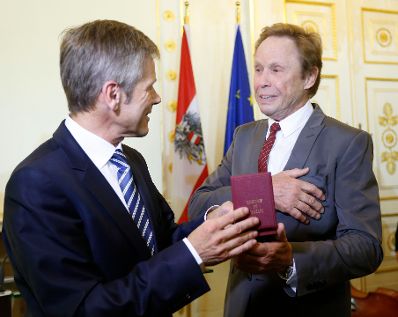 Am 17. September 2014 überreichte Kunst- und Kulturminister Josef Ostermayer (l.) das Österreichische Ehrenkreuz für Wissenschaft und Kunst an den Sänger und Entertainer Peter Kraus (r.).