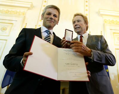 Am 17. September 2014 überreichte Kunst- und Kulturminister Josef Ostermayer (l.) das Österreichische Ehrenkreuz für Wissenschaft und Kunst an den Sänger und Entertainer Peter Kraus (r.).