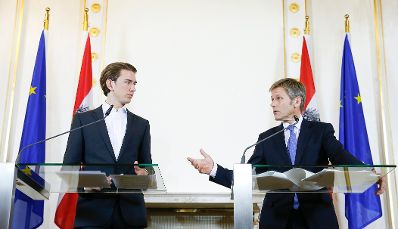 Am 2. Oktober 2014 gab Kanzleramtsminister Josef Ostermayer (r.) gemeinsam mit Integrationsminister Sebastian Kurz (l.) eine Pressekonferenz zum Thema "Novelle des Islamgesetzes".