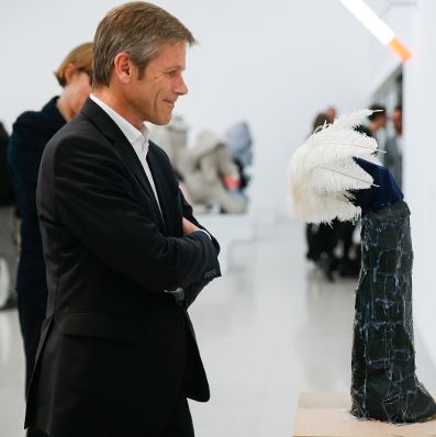 Am 3. Oktober 2014 eröffnete Kunst- und Kulturminister Josef Ostermayer (im Bild) die Ausstellung "Cosima von Bonin: Hippies Use Side Door" im Museum moderner Kunst Wien (mumok).