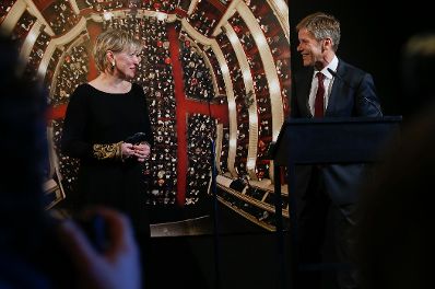 Im Rahmen einer Pressekonferenz im Burgtheater verkündete Kunst- und Kulturminister Josef Ostermayer (r.) am 14. Oktober 2014, die Bestellung von Karin Bergmann (l.) als künstlerische Direktorin des Burgtheaters für weitere drei Jahre.