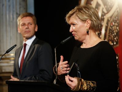 Im Rahmen einer Pressekonferenz im Burgtheater verkündete Kunst- und Kulturminister Josef Ostermayer (l.) am 14. Oktober 2014, die Bestellung von Karin Bergmann (r.) als künstlerische Direktorin des Burgtheaters für weitere drei Jahre.