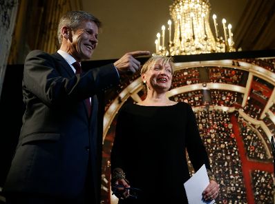 Im Rahmen einer Pressekonferenz im Burgtheater verkündete Kunst- und Kulturminister Josef Ostermayer (l.) am 14. Oktober 2014, die Bestellung von Karin Bergmann (r.) als künstlerische Direktorin des Burgtheaters für weitere drei Jahre.