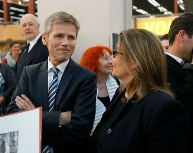 Am 16. Oktober 2014 eröffnete Kunst- und Kulturminister Josef Ostermayer (l.) die Ausstellung "Peter Weibel Medienrebell". Im Bild mit Lilli Hollein (r.).