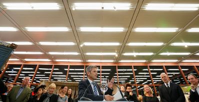 Am 16. Oktober 2014 eröffnete Kunst- und Kulturminister Josef Ostermayer (im Bild) die Ausstellung "Peter Weibel Medienrebell".