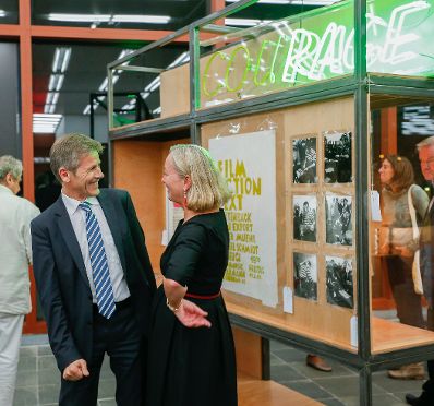 Am 16. Oktober 2014 eröffnete Kunst- und Kulturminister Josef Ostermayer (l.) die Ausstellung "Peter Weibel Medienrebell". Im Bild mit Agnes Husslein-Arco (r.).