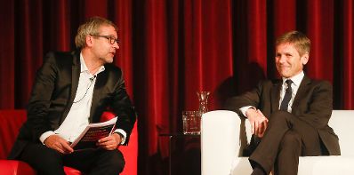 Am 22. Oktober 2014 nahm Kunst- und Kulturminister Josef Ostermayer (r.) an der Präsentation der 9. DVD-Edition "Österreichischer Film - Edition Der Standard" teil. Im Bild mit Wolfgang Bergmann (l.).